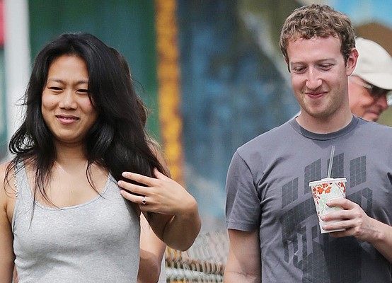 EXCLUSIVE: Mark Zuckerberg and wife Priscilla Chan enjoy their vacation in Hawaii. The couple ate lunch at Bubba's burger and then grabbed smoothies before walking back to their beach front house. Pictured: Mark Zuckerberg and Priscilla Chan Ref: SPL524197 220413 EXCLUSIVE Picture by: DaGreenTeam / Splash News Splash News and Pictures Los Angeles: 310-821-2666 New York: 212-619-2666 London: 870-934-2666 photodesk@splashnews.com 