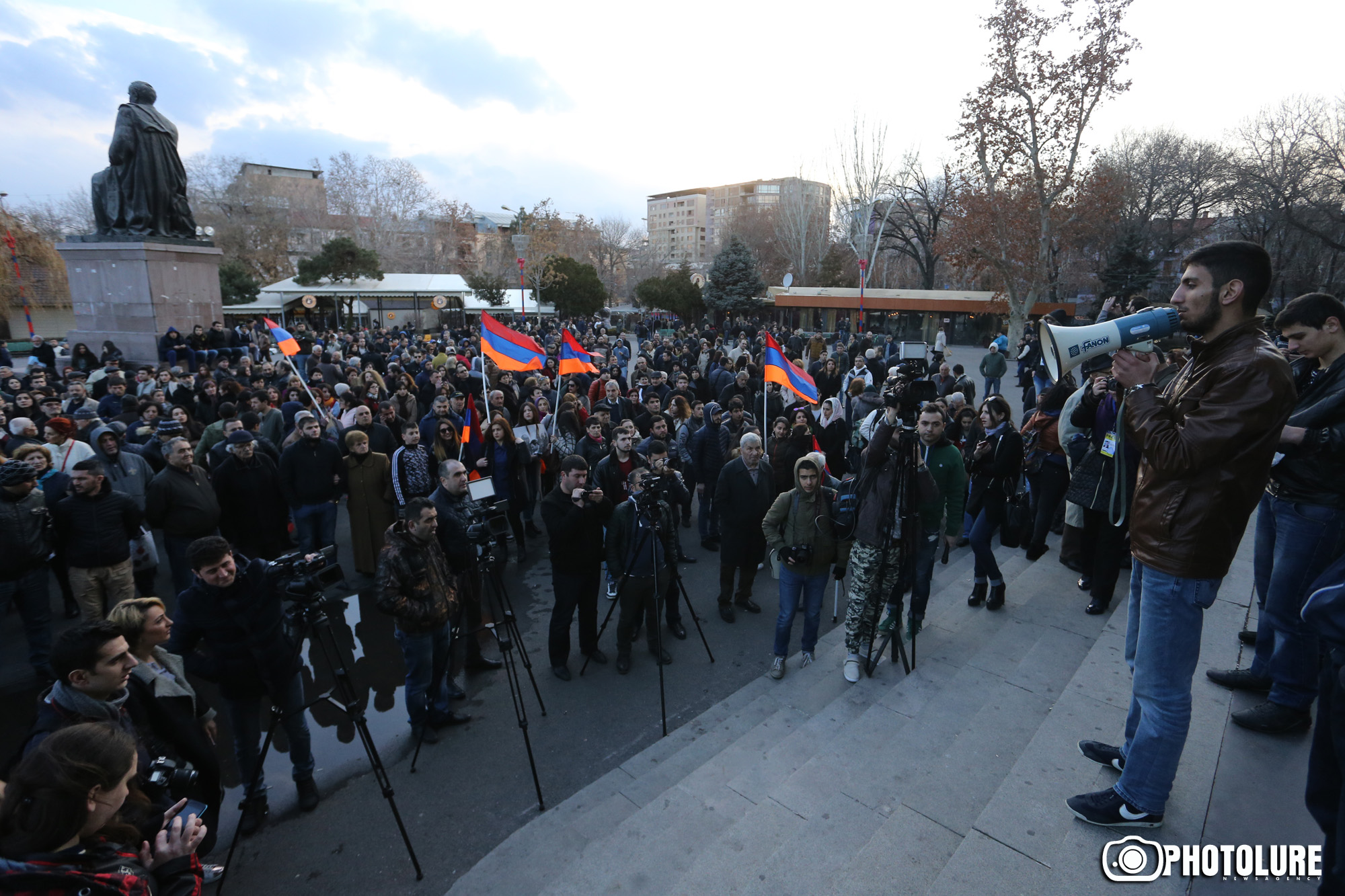 People gathered in support of Artur Sargsyan who supplied food to the members of 'Sasna Tsrer' group on Freedom Square