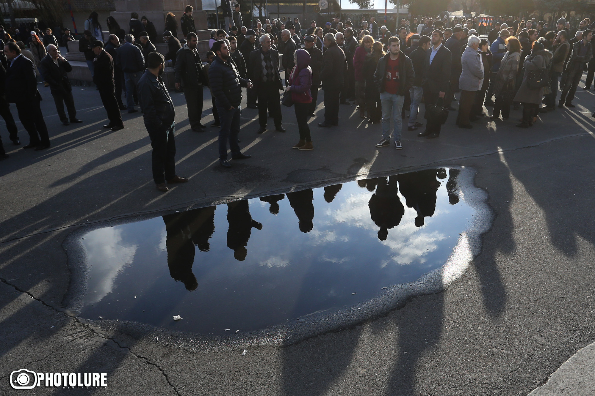 People gathered in support of Artur Sargsyan who supplied food to the members of 'Sasna Tsrer' group on Freedom Square