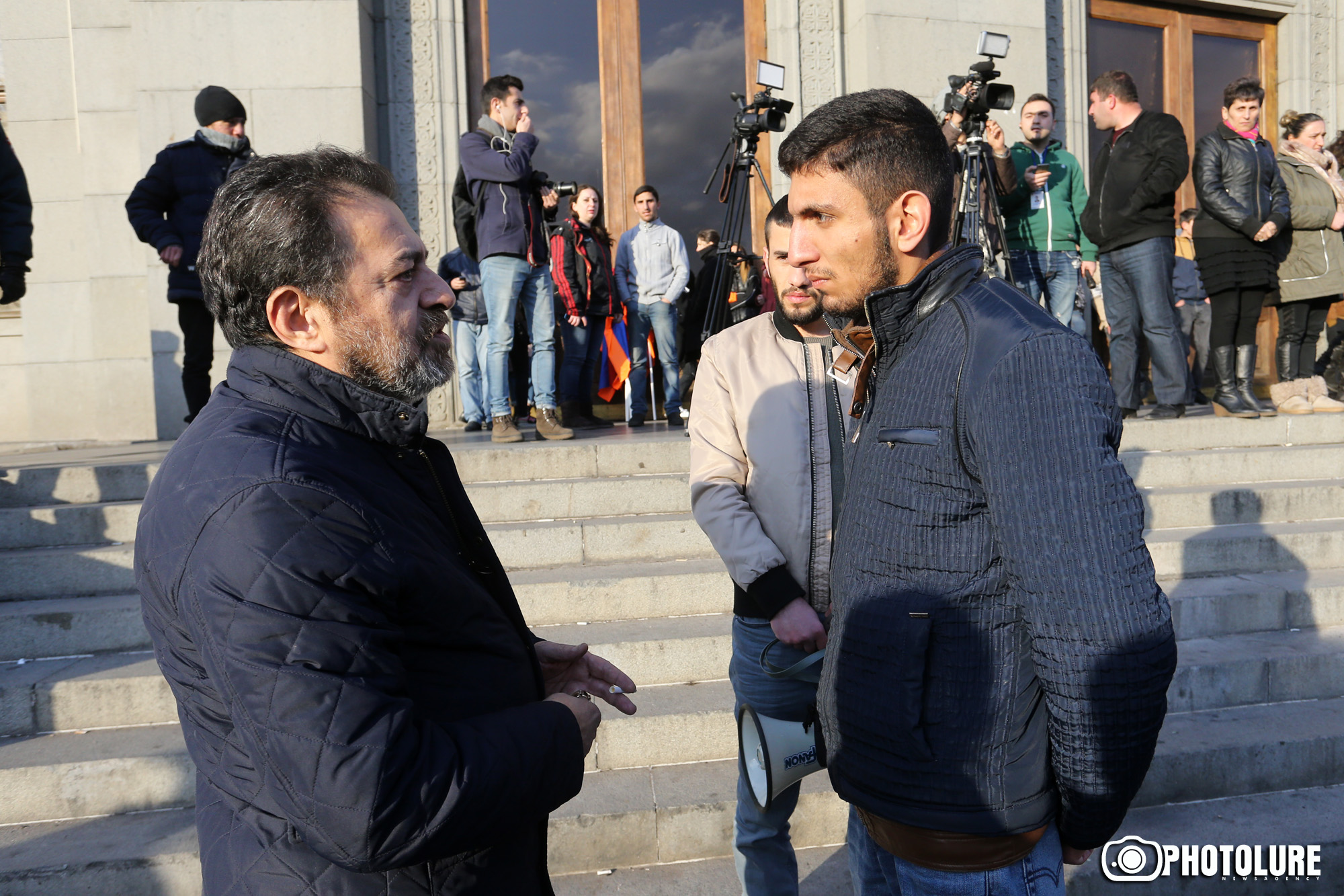 People gathered in support of Artur Sargsyan who supplied food to the members of 'Sasna Tsrer' group on Freedom Square