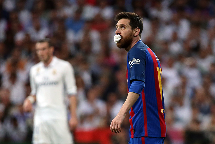 Месси жестко получил по зубам в сегодняшнем "класико" 4 Football Soccer - Real Madrid v FC Barcelona - Spanish Liga Santander - Santiago Bernabeu, Madrid, Spain - 23/4/17 Barcelona's Lionel Messi after receiving treatment Reuters / Sergio Perez Livepic