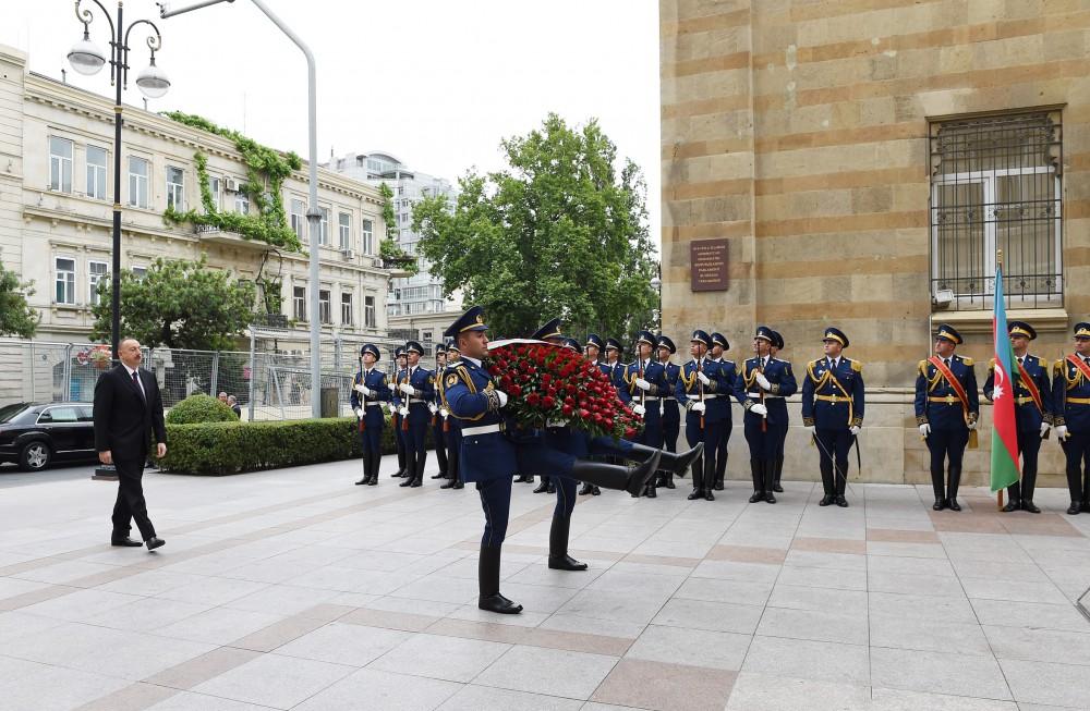 Ильхам Алиев посетил монумент, возведенный в честь АДР