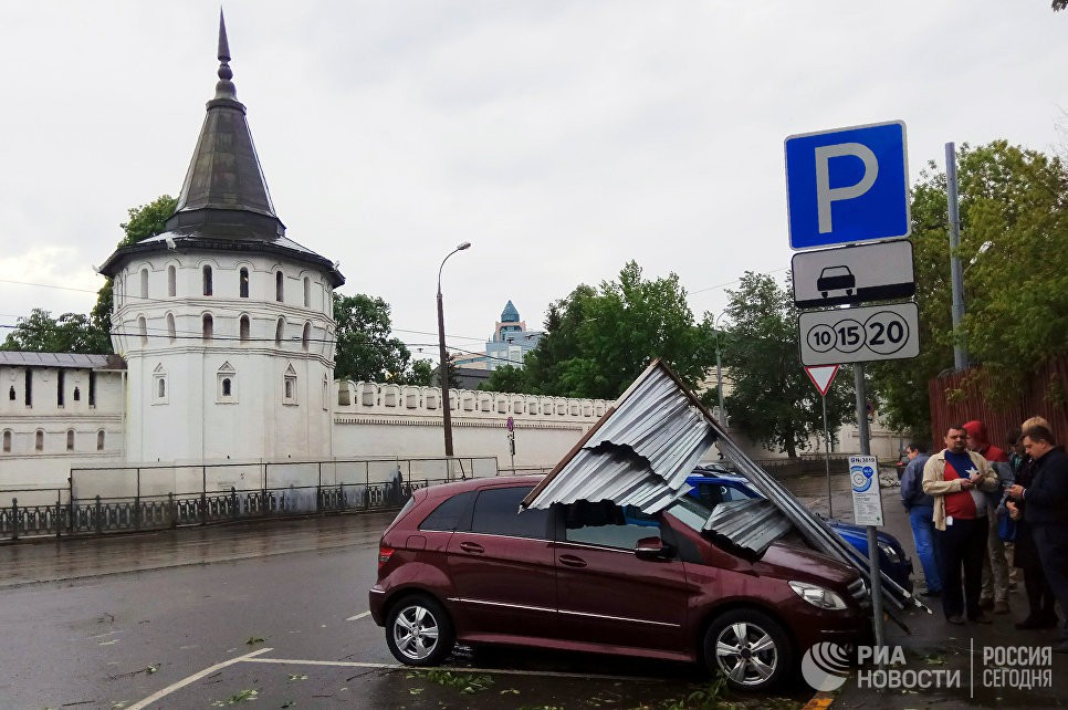 Ураган в Москве уносит жизни людей, поврежден даже Кремль. Хроника