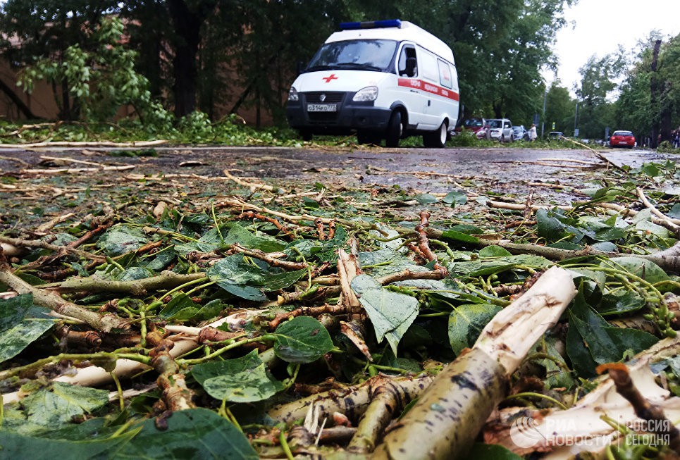 Ураган в Москве уносит жизни людей, поврежден даже Кремль. Хроника