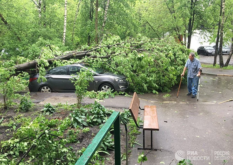 Ураган в Москве уносит жизни людей, поврежден даже Кремль. Хроника