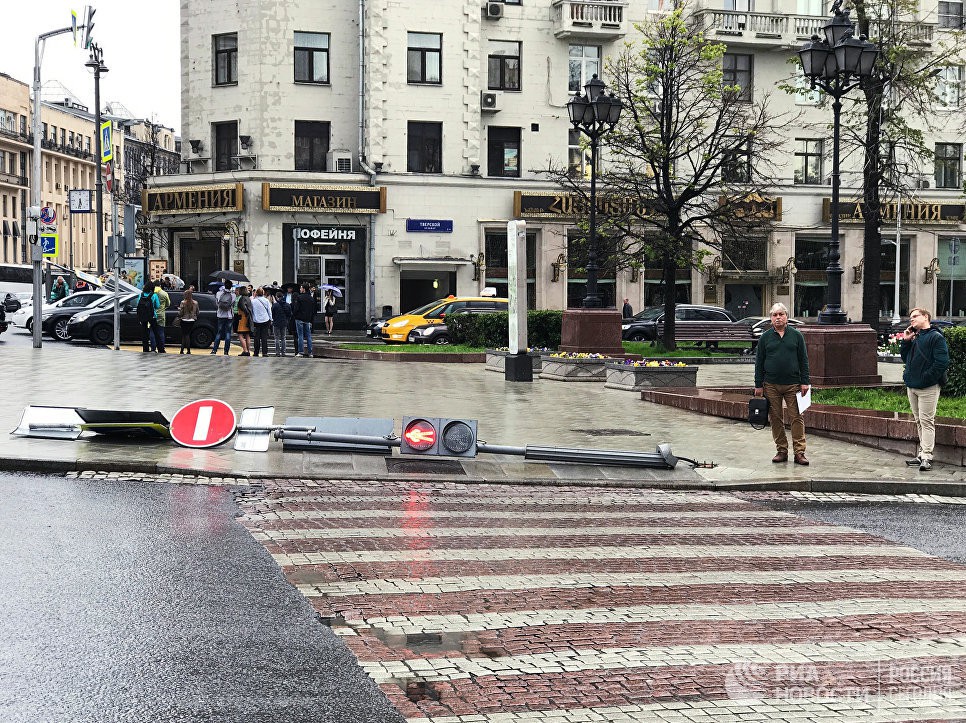 Ураган в Москве уносит жизни людей, поврежден даже Кремль. Хроника