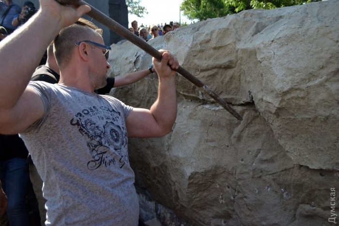 В Одессе снесли забор, загораживающий выход к морю