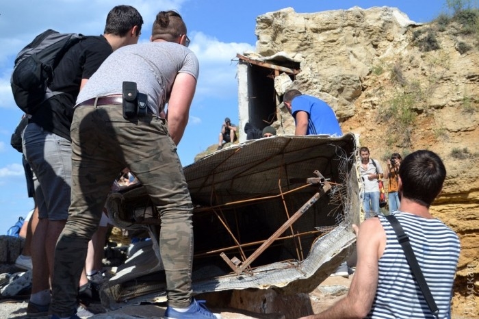 В Одессе снесли забор, загораживающий выход к морю