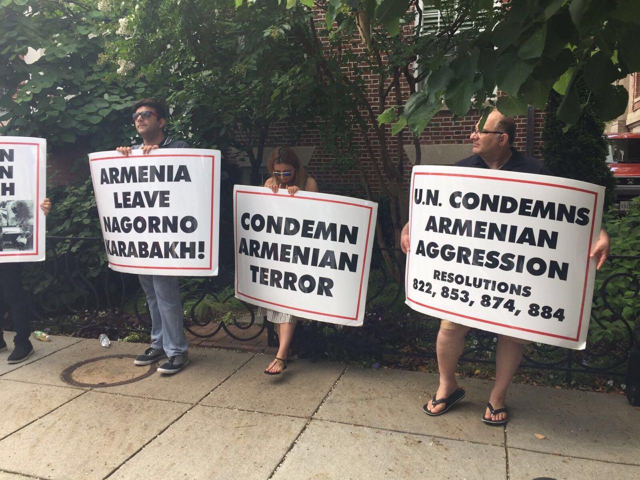 Перед посольством Армении в США протестовали против агрессии Еревана