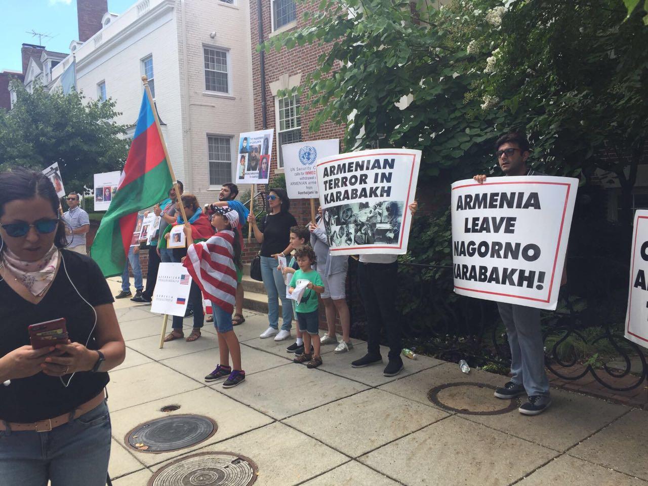 Перед посольством Армении в США протестовали против агрессии Еревана