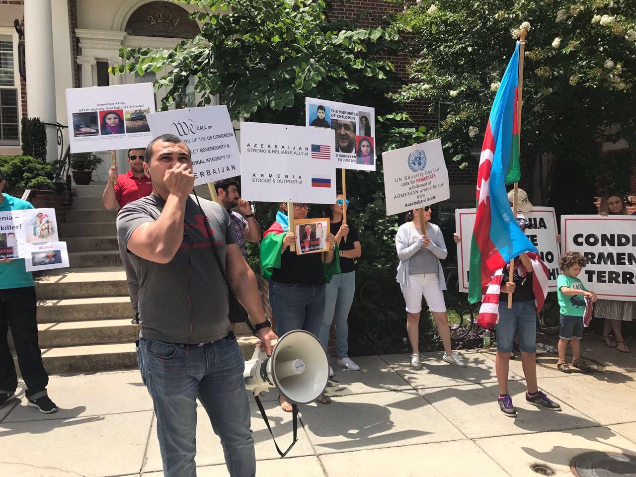 Перед посольством Армении в США протестовали против агрессии Еревана