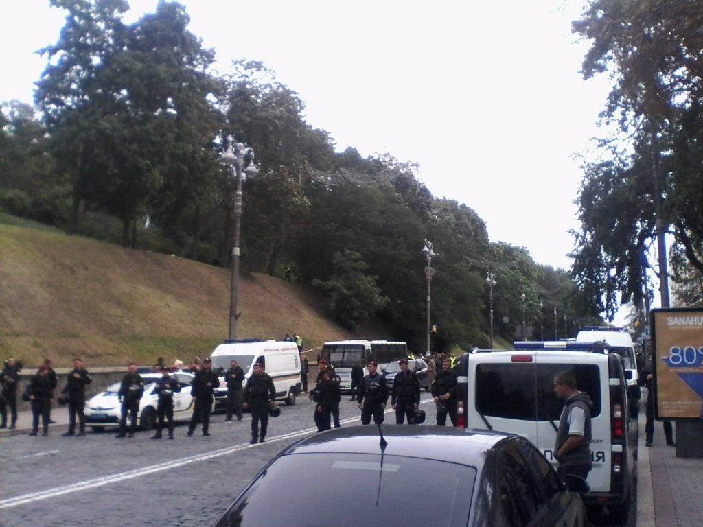 СМИ: В центре Киева атакован автомобиль посольства Азербайджана