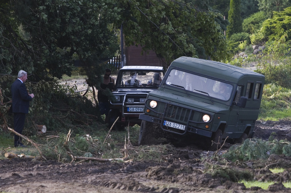 Внедорожник главы МО Польши застрял в грязи