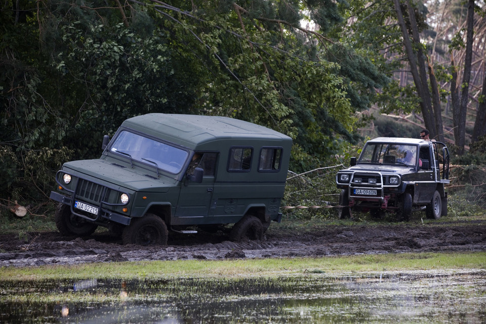 Внедорожник главы МО Польши застрял в грязи