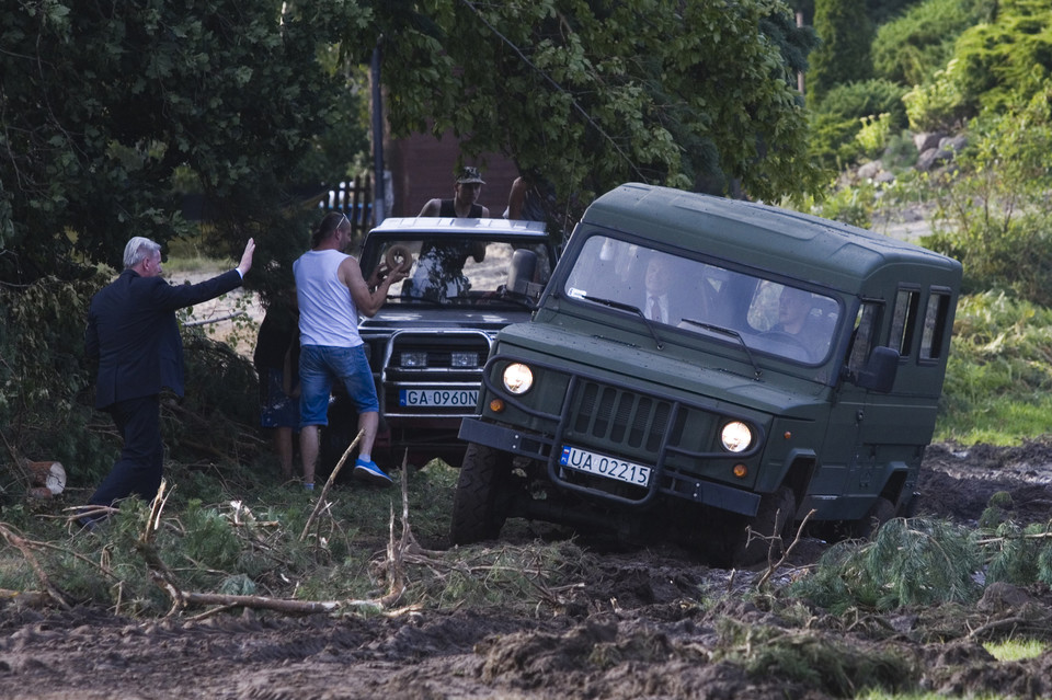 Внедорожник главы МО Польши застрял в грязи