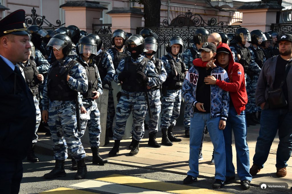 Сотни мусульман вышли на акцию протеста к посольству Мьянмы в Москве