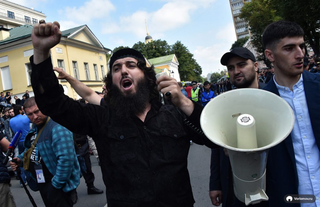 Сотни мусульман вышли на акцию протеста к посольству Мьянмы в Москве