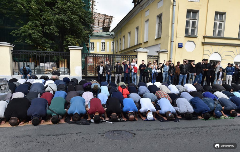 Сотни мусульман вышли на акцию протеста к посольству Мьянмы в Москве