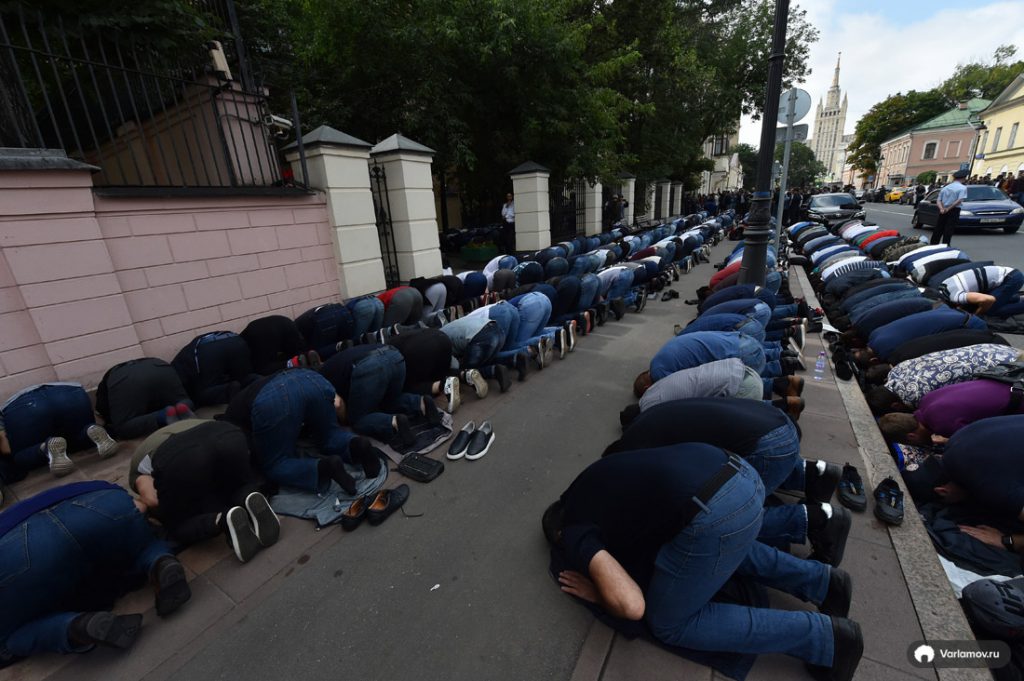 Сотни мусульман вышли на акцию протеста к посольству Мьянмы в Москве