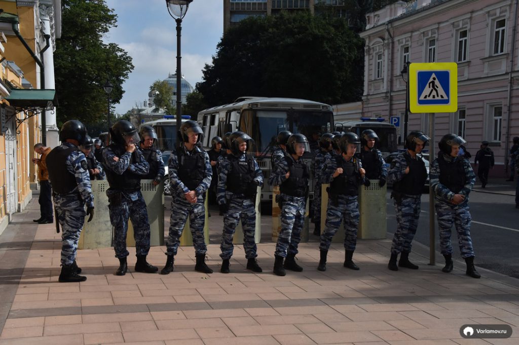 Сотни мусульман вышли на акцию протеста к посольству Мьянмы в Москве