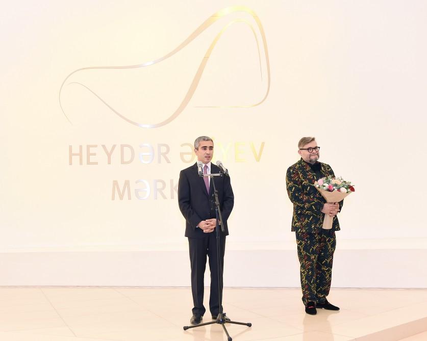 Мехрибан Алиева посетила выставку историка моды Александра Васильева