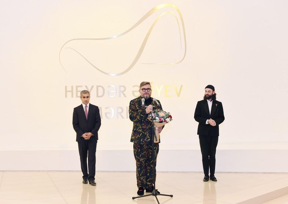 Мехрибан Алиева посетила выставку историка моды Александра Васильева