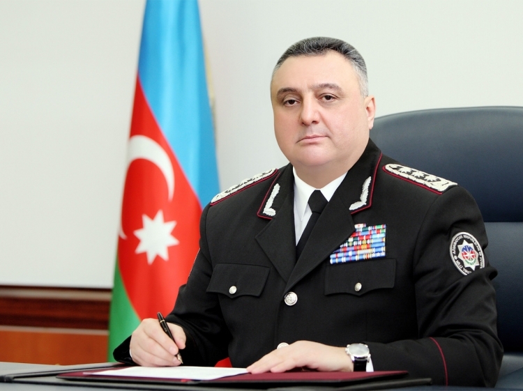 Как Эльдар Махмудов покидает здание прокуратуры