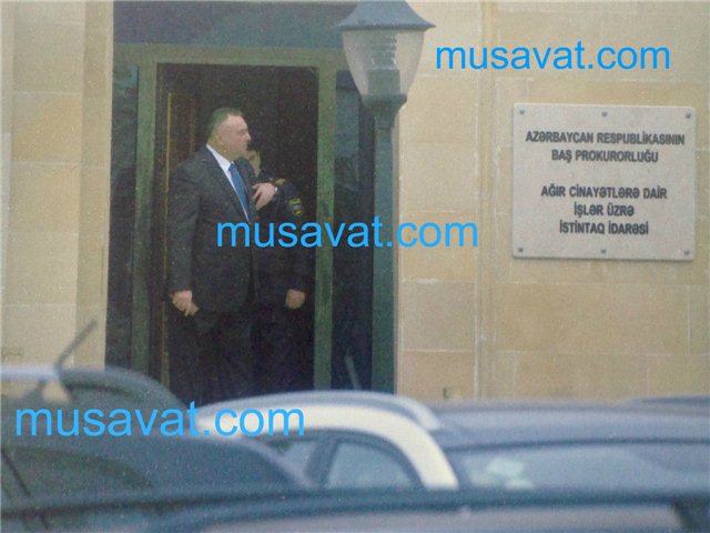 Как Эльдар Махмудов покидает здание прокуратуры