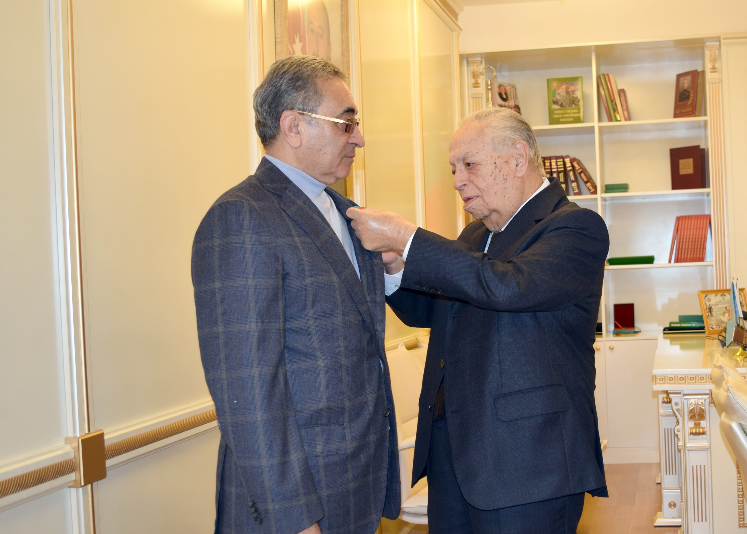 Профессор Ильхам Рагимов получил награду 2 Профессор Ильхам Рагимов получил награду