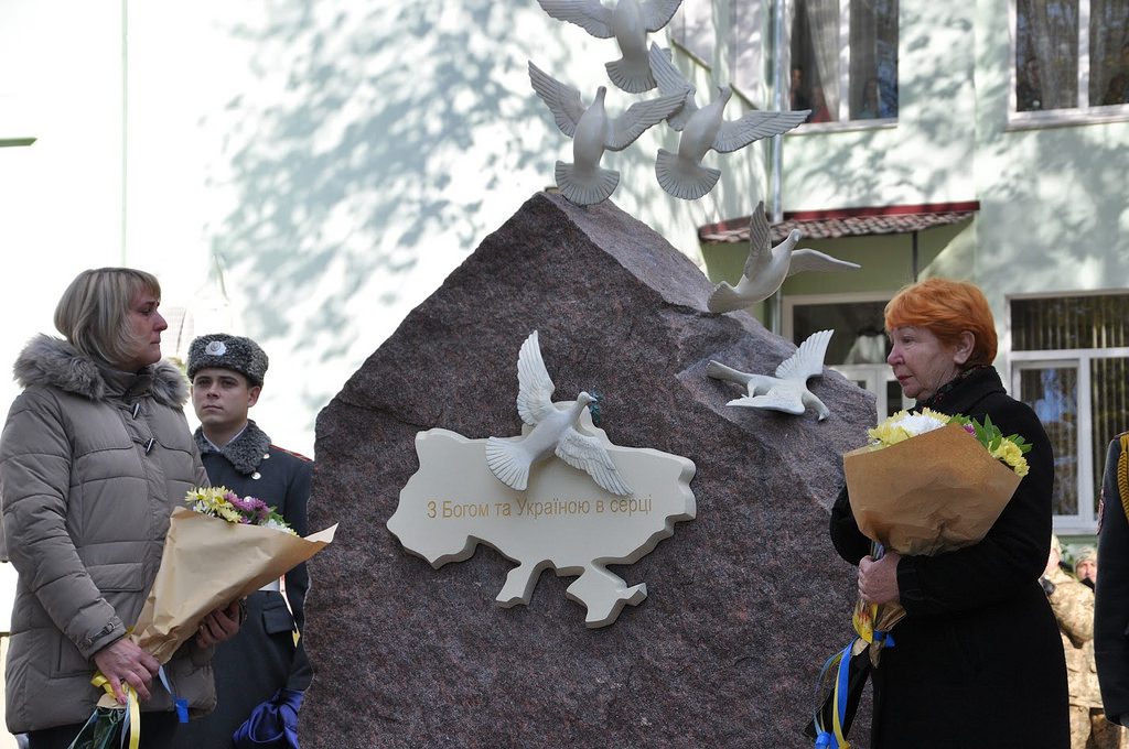 В Одессе облили красной краской памятник воинам АТО 1 В Одессе облили красной краской памятник воинам АТО