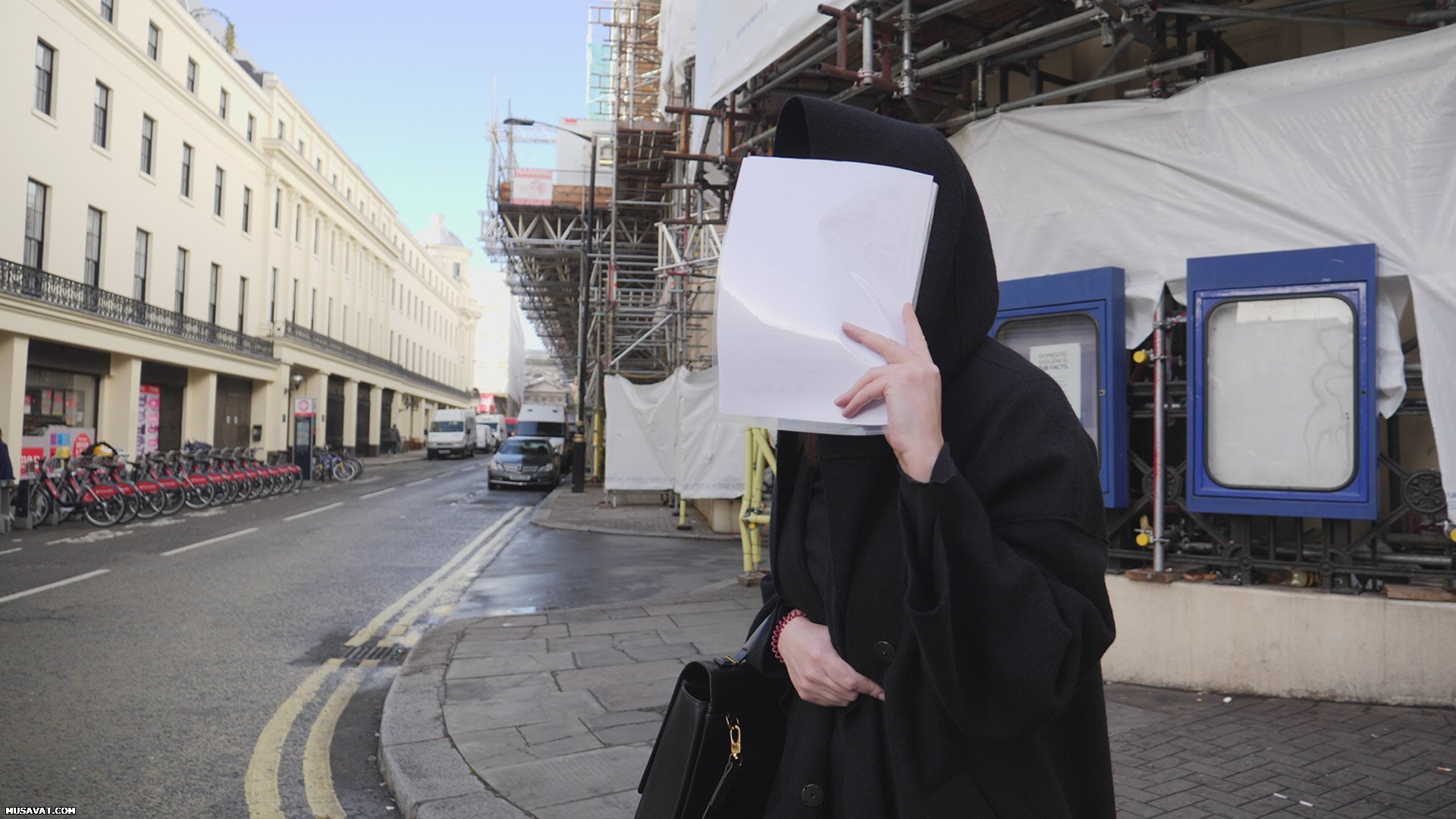 "Оставьте меня в покое": Замира Гаджиева отказалась беседовать с журналистами 5 "Оставьте меня в покое": Замира Гаджиева отказалась беседовать с журналистами