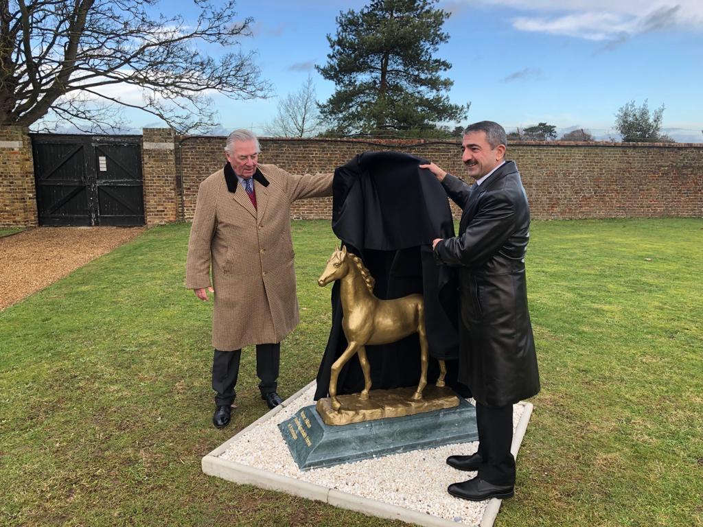 Генерал Эльчин Гулиев открыл подаренную Елизавете II статую карабахского коня 2 Генерал Эльчин Гулиев открыл подаренную Елизавете II статую карабахского коня