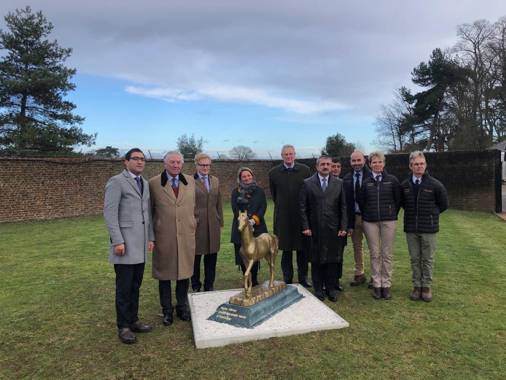 Генерал Эльчин Гулиев открыл подаренную Елизавете II статую карабахского коня 4 Генерал Эльчин Гулиев открыл подаренную Елизавете II статую карабахского коня