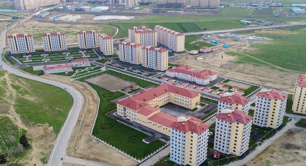 Ильхам Алиев на открытии жилого комплекса для вынужденных переселенцев в Кюрдаханы 12 Ильхам Алиев на открытии жилого комплекса для вынужденных переселенцев в Кюрдаханы