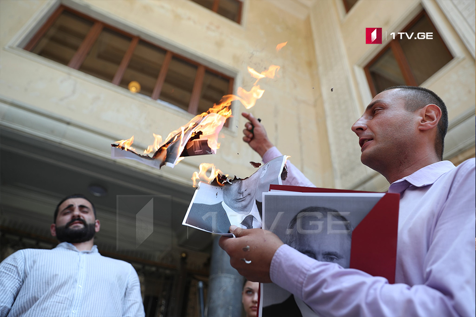 У здания парламента Грузии сожгли фотографии Путина 5 У здания парламента Грузии сожгли фотографии Путина