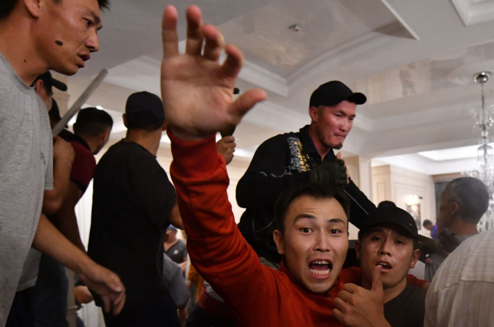 Жестокое противостояние в резиденции Атамбаева в фотографиях 11 Жестокое противостояние в резиденции Атамбаева в фотографиях