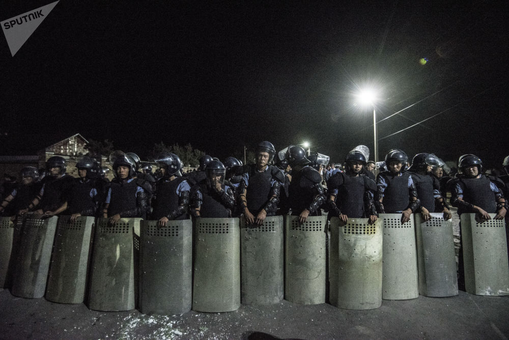 Жестокое противостояние в резиденции Атамбаева в фотографиях 12 Жестокое противостояние в резиденции Атамбаева в фотографиях