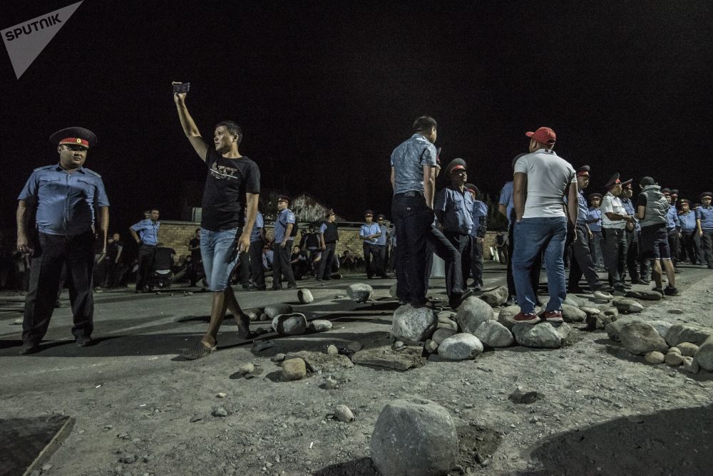 Жестокое противостояние в резиденции Атамбаева в фотографиях 4 Жестокое противостояние в резиденции Атамбаева в фотографиях