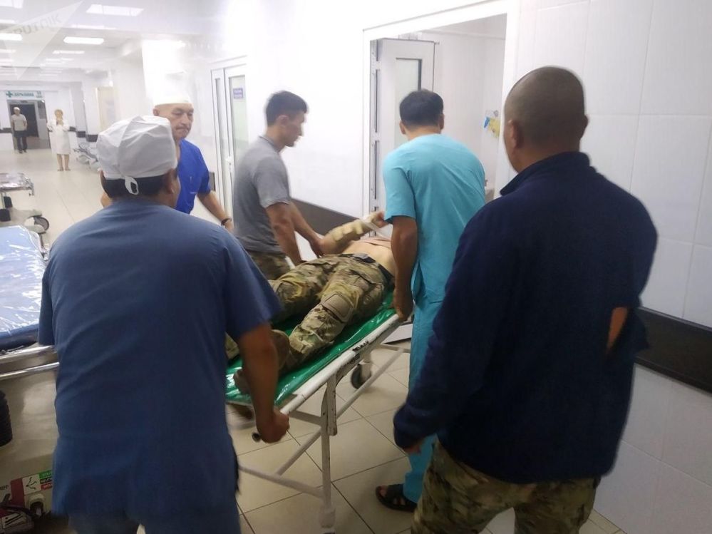 Жестокое противостояние в резиденции Атамбаева в фотографиях 7 Жестокое противостояние в резиденции Атамбаева в фотографиях