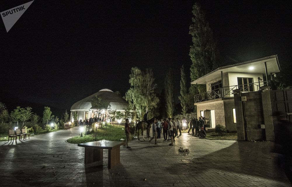 Жестокое противостояние в резиденции Атамбаева в фотографиях 10 Жестокое противостояние в резиденции Атамбаева в фотографиях