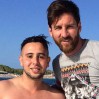 bir-taraftar-lionel-messi-ile-tanismak-icin-1-8626661_x_6367_o