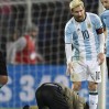 taraftar-sahaya-atladi-messi-nin-ayaklarina-8747825_x_8139_o