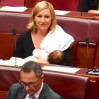 avustralyali-senator-bebegini-emzirirken-oner-2-9758145_o