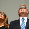 trump-gunes-tutulmasini-gozluksuz-izleyince-esi-9954713_4095_m