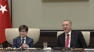 cumhurbaskani-erdogan-in-koltuguna-12-yasindaki-fatih-oturdu-11306249
