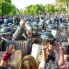 ermenistan-da-protestocular-parlamentoya-cikan-10762924_1854_m
