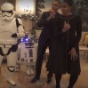 Барак Обама и его жена Мишель станцевали с астромеханическим дроидом R2-D2 и штурмовиками, элитными воинами Галактической Империи