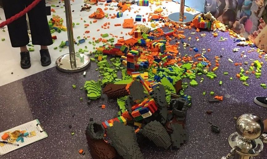 Ребенок сломал статую Lego стоимостью $15 тысяч через час после открытия выставки