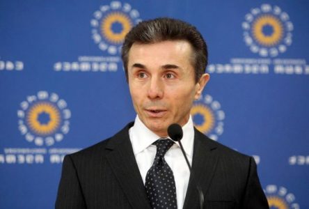 Qonşu ölkədə milyarder siyasətə qayıtdı