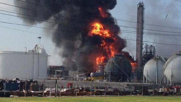 Мощный взрыв прогремел на заводе Amoco BP в США
